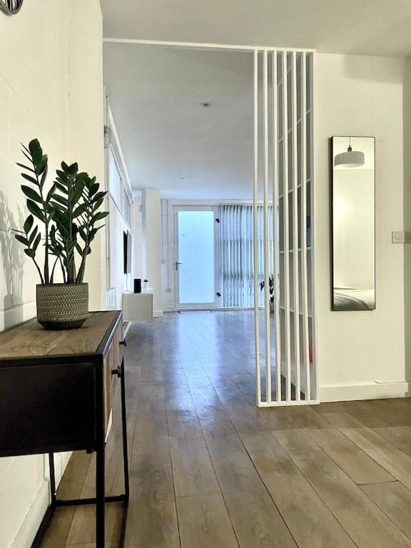 Spacious Industrial Style Apartment London Exterior photo